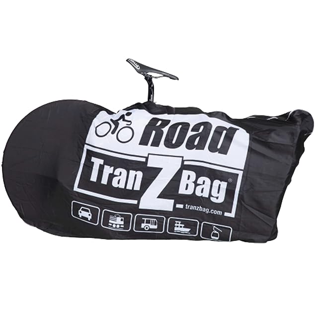 EVOC TranZbag ROAD guardada en su diminuta bolsa junto a una bicicleta de carretera