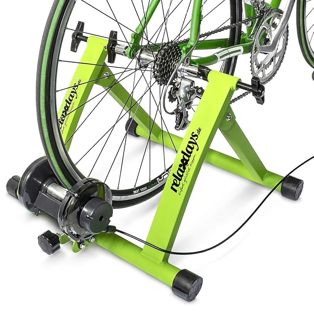 Rodillo Relaxdays en verde, montado y listo para una bicicleta